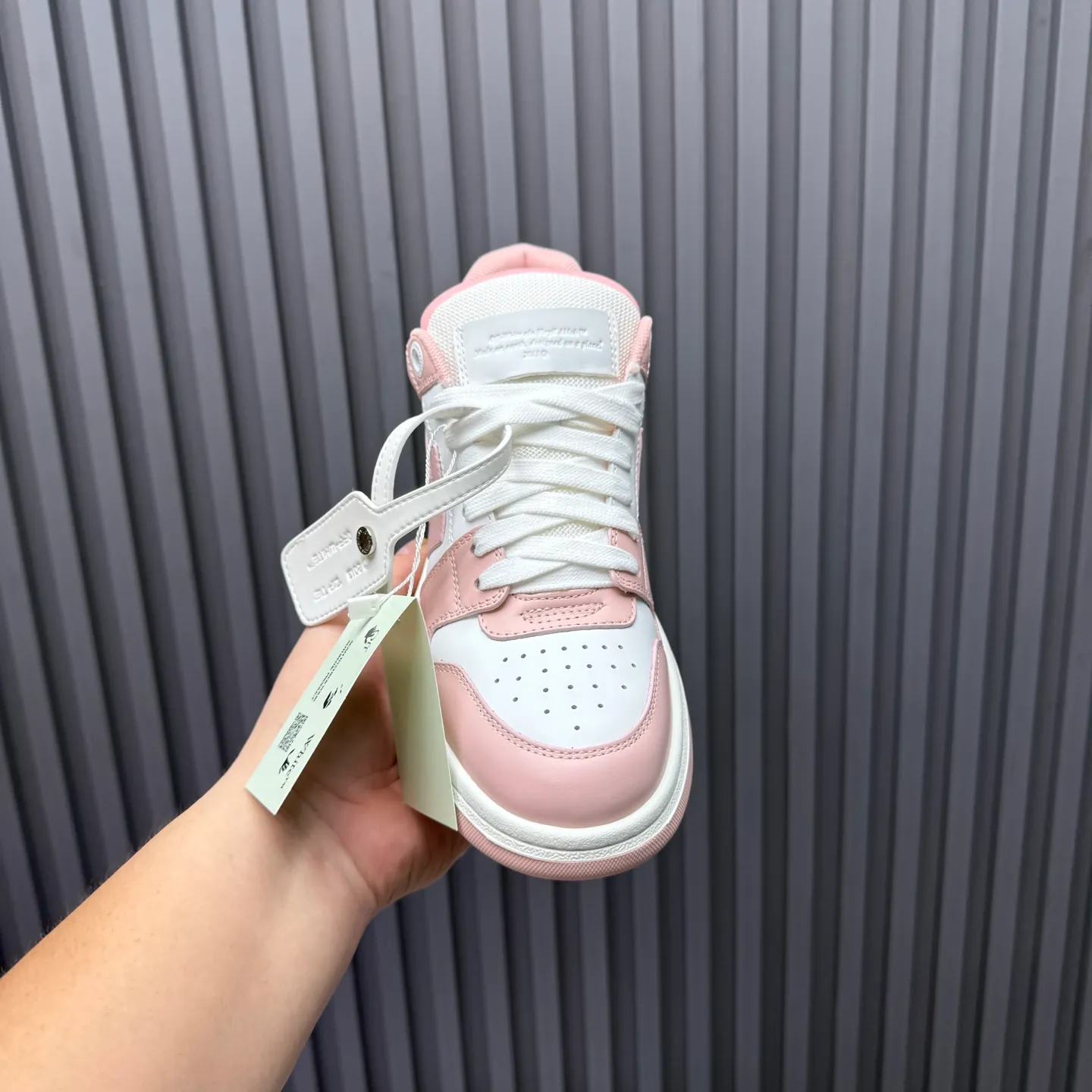 【off- white】P: 620💰Couple model👫, Size: 35-44 (Customized for men 38.45.46) High-quality version👊 "Out of office" series original molding, original lasting, production process 1:1 Original ➰OFF GRAY WHITE OW ➰ First-layer cowhide Imported skin-friendly and environmentally friendly polyester mesh Original molding high elastic and environmentally friendly molding pad Made with the original lasting process. The original molded rubber outsole (never yellows and deforms) has a super correct shape, bright color and strong three-dimensional effect👍. Packaging💯Full set of packaging synchronized with the official website (branded paper, certificate of quality, branded cloth bag)
